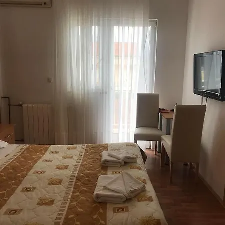 Cosy Sun-splashed Bedroom - Pansion Hajduk *